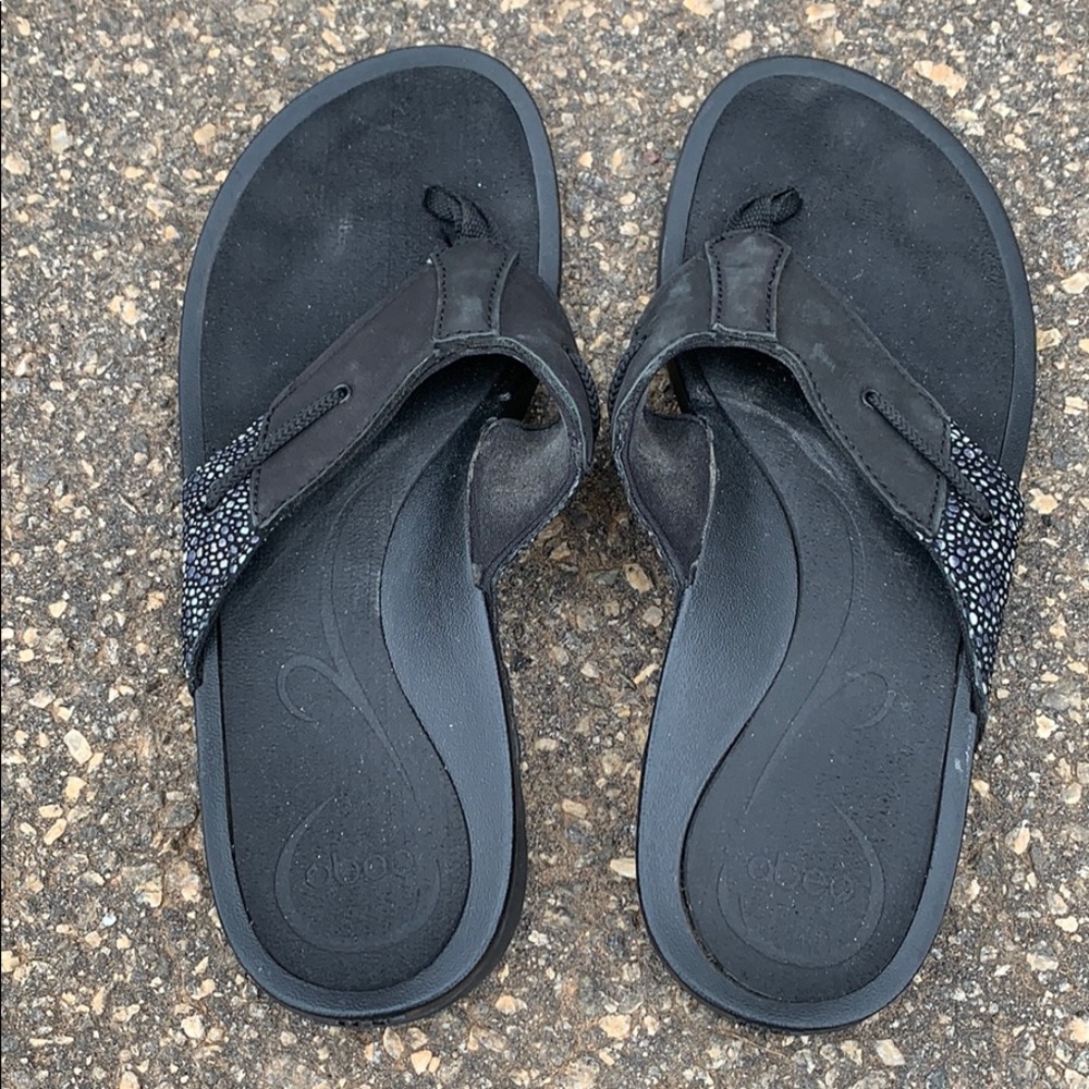 ABEO women’s Avery thong sandal. Black. Size 7N